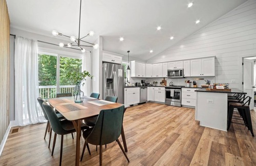 Front Royal House | Modern getaway w/spa & game room
