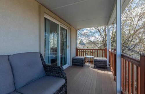 Washington Virginia Vale House | Modern Getaway with Private Balcony