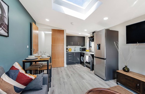 Bounds Green Apartment | Modern Glam - 2BR Apartment in London