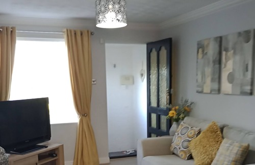 Boldon Colliery Apartment | Modern Ground Floor Flat, Surrounding Garden, 3 Mins Walk to T & W Metro Station