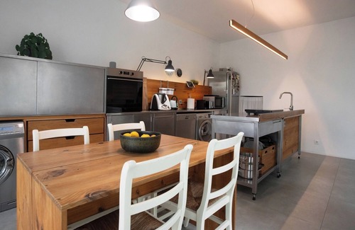 Feijo Apartment | Modern Grove Villa | 3 Bedroom | BBQ | Aircon
