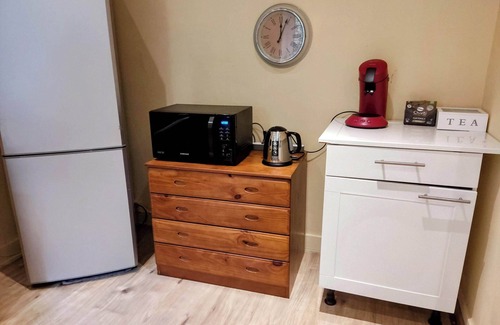 Etterbeek Apartment | Modern half-basement 1BR near Montgomery & VUB