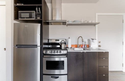 Belmont Apartment | Modern Hawthorne Studio - Food Carts & Local Shops