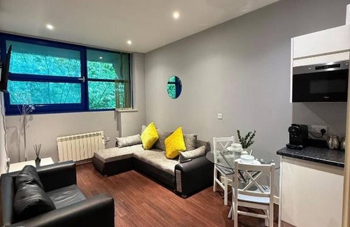 Harlington Apartment | Modern HeathrowApt–3 Mins to Terminals, For4, Free Welcome Snacks/Windsor Castle