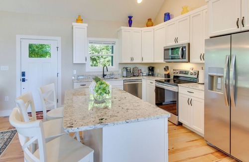 Hendersonville House | Modern Hendersonville Home: Deck & Mountain Views!