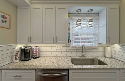Hickory Condo | Modern Hickory Hideaway