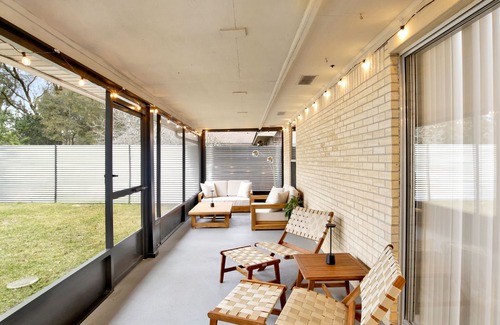 Fairhope House | Modern hideaway in Fairhope! Less than half mile to downtown.