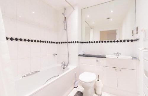 London Borough of Hounslow Apartment | Modern High-Floor 2BR with Terrace & Thames View