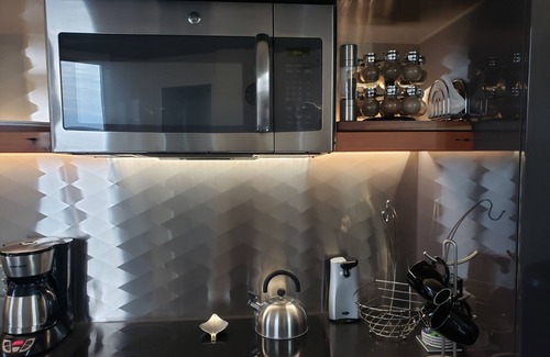 Kerns Apartment | Modern high-rise apartment minutes from Downtown Portland. Great view!