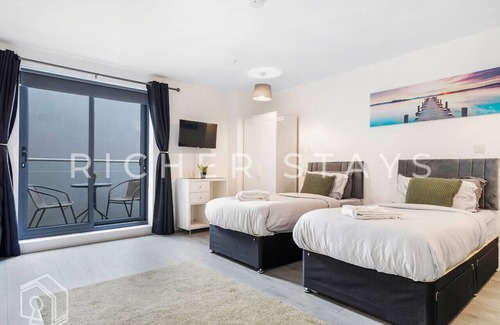 Hemel Hempstead Apartment | Modern High St Studio w/Balcony