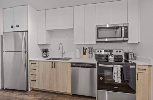 Evans Churchill Apartment | Modern Highrise STU w/Sky Pool, Parking, Gym 10