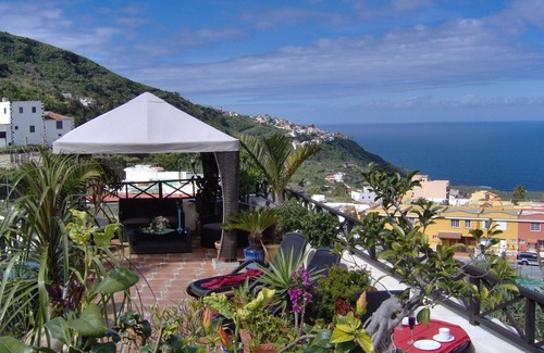 El Guincho Apartment | Modern holiday home with balcony with sea and mountain views - no Teide-view