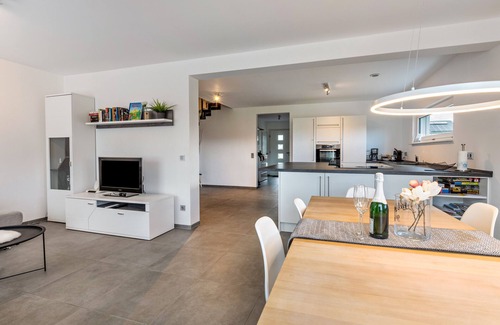 Hilzingen Apartment | Modern Holiday Apartment "Schmuckstück" with Mountain View