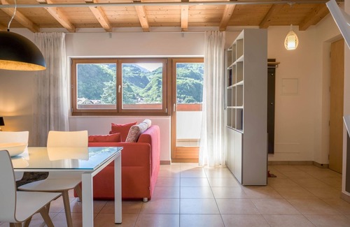 Nalles Apartment | Modern Holiday Apartment "Nals" with 2 Balconies and Mountain View