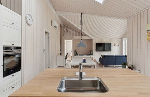 Hoensinge House | Modern holiday home with large garden near beach
