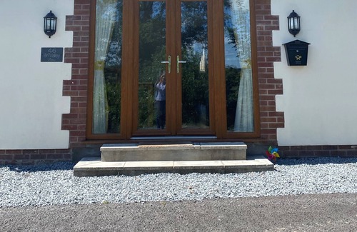 High Bickington House | Modern Holiday House with a View over the Taw valley & a Shared Pool. Free WiFi