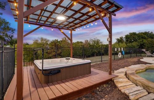 Denton House | Modern Home - 1 Acre Lot w Pool Patios Jacuzzi