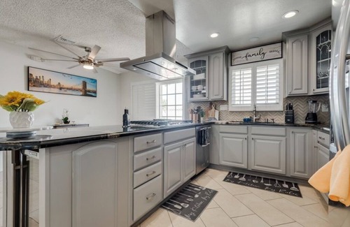 Henderson House | Modern Home 20min From the Airport