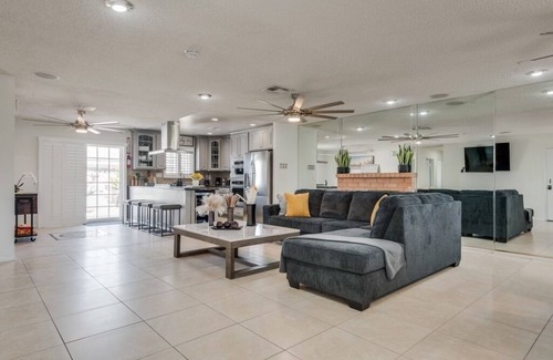 Henderson House | Modern Home 20min From the Airport