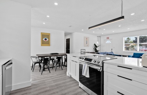 Driftwood House | Modern Home 3Bedrooms with Pool, 18 mins to Ocean