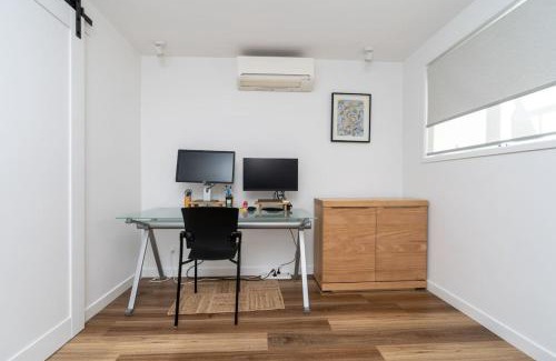 Deakin House | Modern Home Conveniently Close to Hospitals - Hosted by Canstay