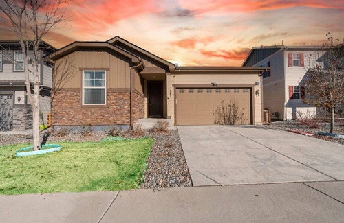 Aurora House | Modern Home: Firepit, Quiet Area, Near DIA & Parks