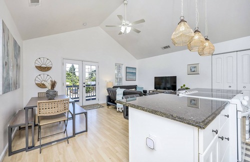 Middletown House | Modern Home in downtown Middletown! Walk to shops & restaurants!