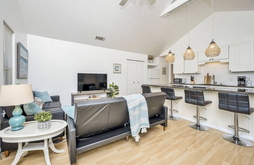 Middletown House | Modern Home in downtown Middletown! Walk to shops & restaurants!
