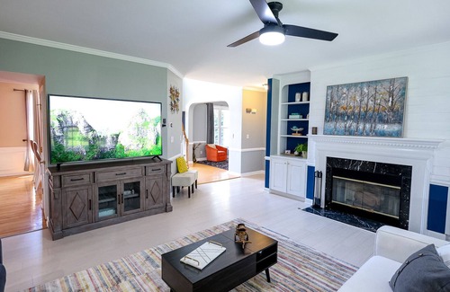 North Raleigh House | Modern home in North Raleigh surrounded by Falls of Lake in Wakefield plantation