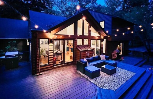 Vienna House | Modern Home ✶ LUXE ✶ Dual King ✶ HotTub ⚡️WiFi ✶ Mid Century Office