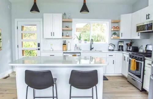 Woodfin House | Modern home - Mtn views - 4 miles to downtown AVL