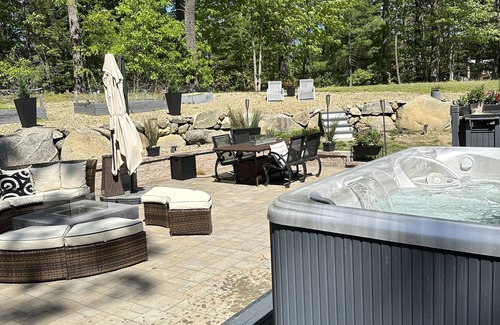 Hampton House | Modern Home-Near Beach/w lg Stylish Patio & HotTub, Fire Tables & Outdoor Dining