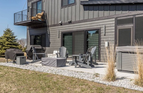 Arlington Cabin | Modern home on Lake Albert with hot tub