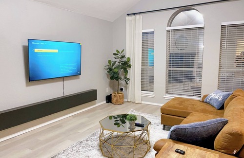 South Arlington House | Modern home, perfect for extended stay. Pets friendly