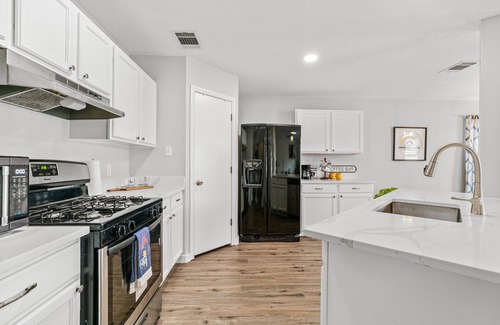 Leander House | Modern home w/garage, big yard, pool 4 mins away!