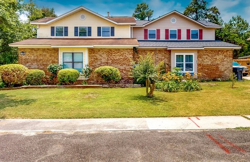 Gracewood House | Modern home with a game room, washer/dryer, AC, covered patio, & large yard