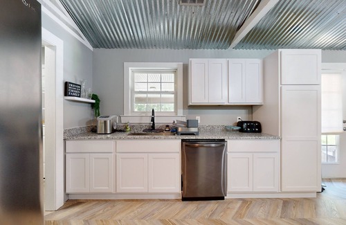 Claxton House | Modern home with full kitchen, patio and access to pond