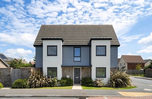 North Buckland House | Modern Home with Parking, nr Saunton Sands