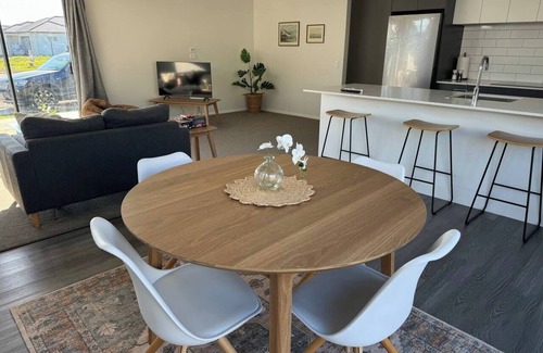 Taradale House | Modern & Homely - Double Garage