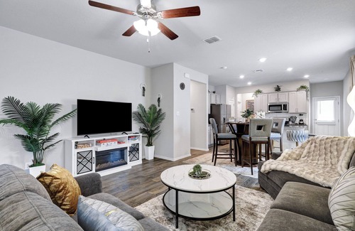 Converse House | Modern Hot Tub Escape | Yard BBQ Pets Games WiFi
