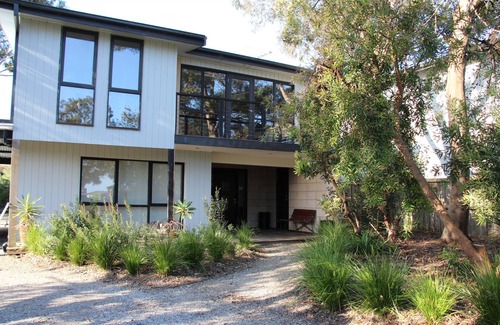 Rhyll House | Modern House, 3 bedroom, Spa and ocean views
