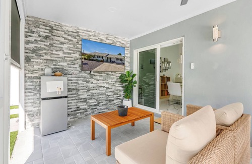 Survey Creek House | Modern house in beautiful West Boca Raton, mini-gym, pool, outdoor kitchen