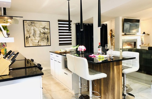 Quartier 4-2 House | Modern House-Pool-Hot tub -playground -Game room -Pet friendly-10 min. Quebec