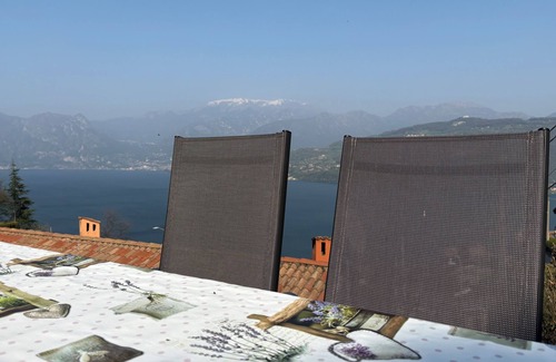 Tavernola Bergamasca House | Modern house: privacy, air conditioning and unobstructed view of Lake Iseo ★