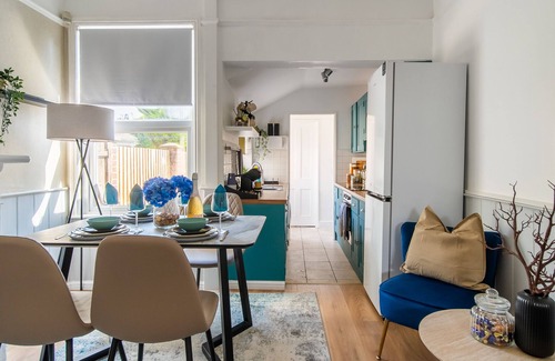 Luton House | Modern House Private Garden/BBQ/Ultra Fast WiFi