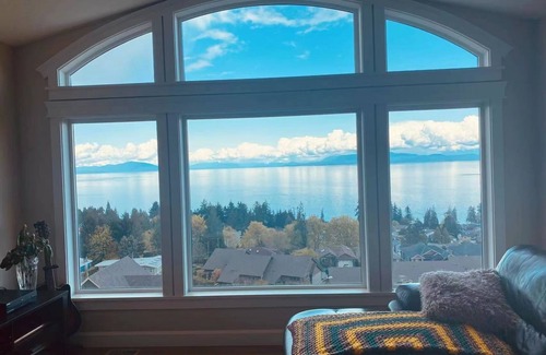Regional District of Nanaimo House | Modern house with abundant ocean view