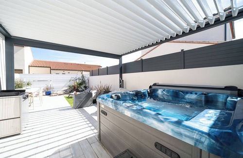 Pia House | MODERN HOUSE WITH SPA BOULES COURT & BIOCLIMATIC PERGOLA 12 KMS BEACH