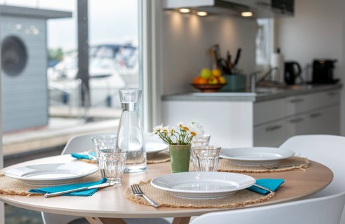 Maasbommel Boat Rental | Modern houseboat with air conditioning in port