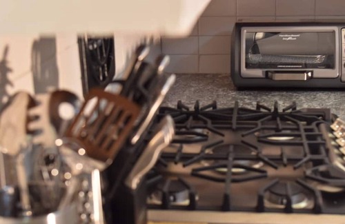 Lower Vailsburg Apartment | Modern Industrial Duplex w/Master EnSuite⭐️A Hideaway On Your Getaway!