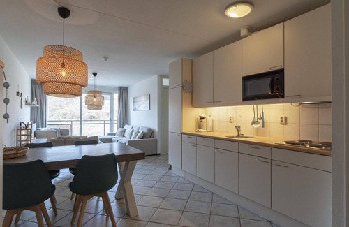 Callantsoog Apartment | Modern Ingericht Vakantieappartement met Groot Balkon, Direct Tegenover de Strandopgang van Callantsoog Gelegen